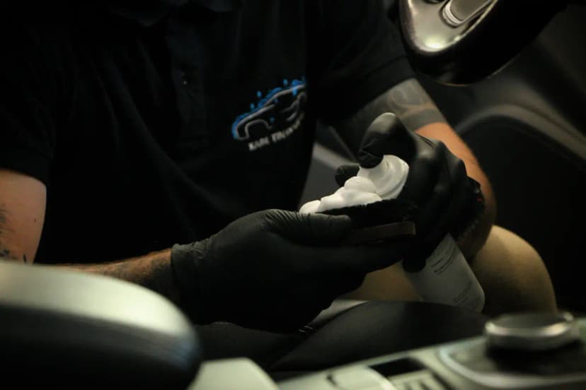 Jak zabezpieczyć tapicerkę samochodową przed trwałymi plamami? - auto detailing, pranie tapicerki, korekta lakieru
