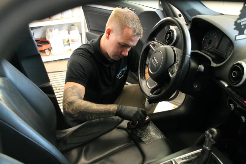 Renowacja i czyszczenie skórzanej tapicerki w Opolu – przywróć jej blask - auto detailing, pranie tapicerki, korekta lakieru